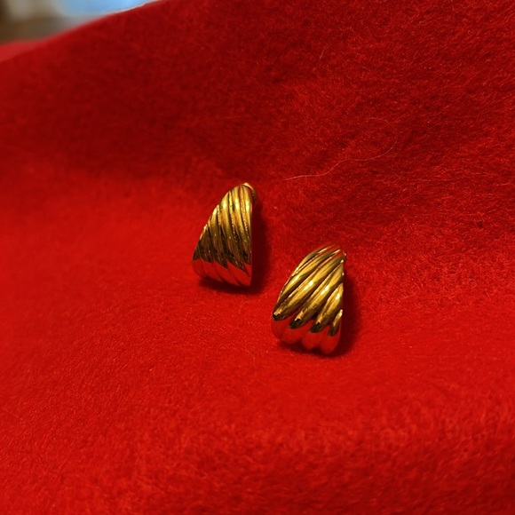 Monet Jewelry - Women’s Beautiful Vintage Monet gold Fan pierced earrings 3/4”